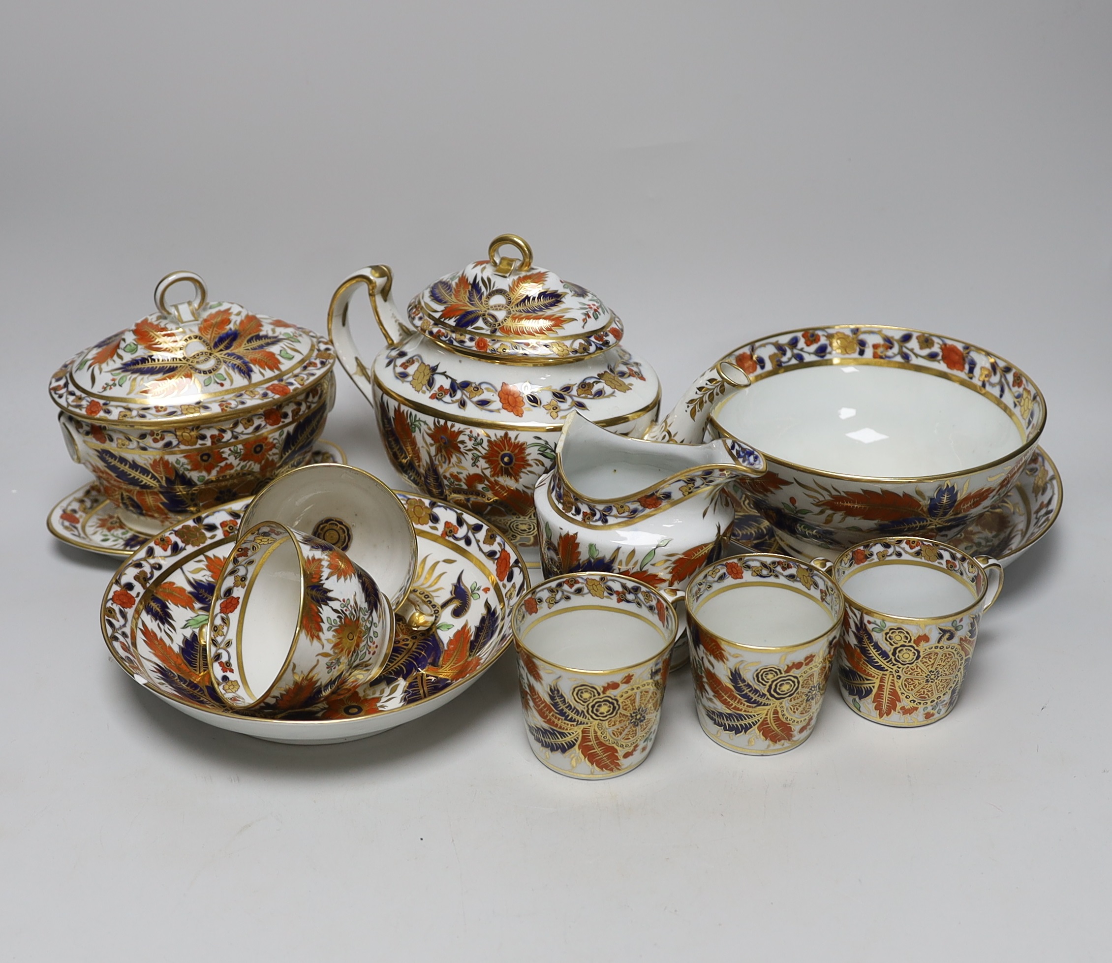 An early 19th century Chamberlain Worcester Japan pattern teaset, 43 pieces